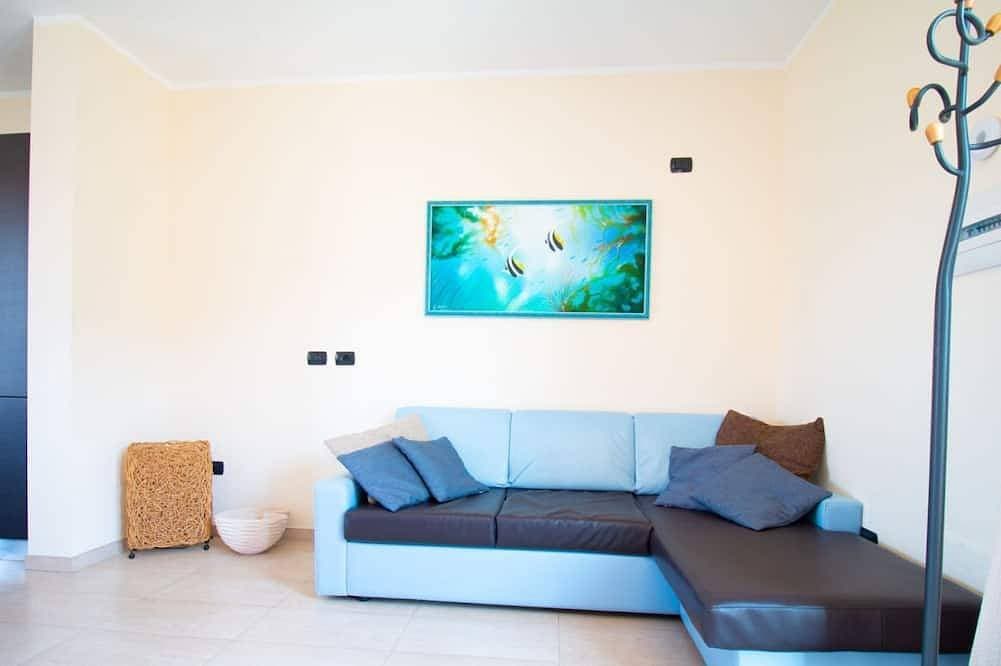 Foto 11 von 21: Quadrilocale al primo piano, con terrazza vista mare, confortevole e luminoso. La cucina è completa di accessori, piatti, stoviglie ed elettrodomestici: bollitore, frigorifero, lavastoviglie, microonde e forno. La zona notte è composta da 3 camere da l