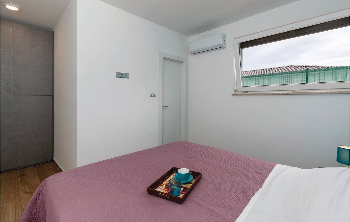 Foto 13 von 25: Geräumige 2-Zimmer-Wohnung mit Pool, Parkplatz und Strand in der Nähe