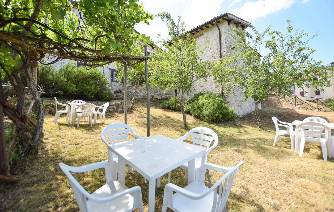 Foto 12 von 22: Charmante 230 m² große Wohnung mit Pool, Garten und Parkplatz