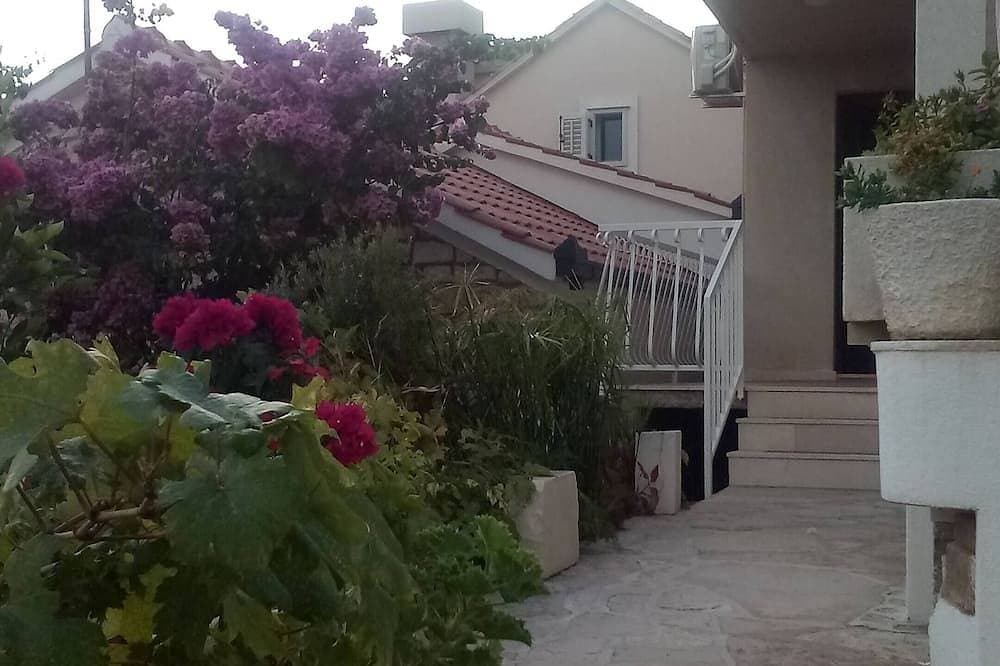 Foto 8 von 28: The apartment is located on the first floor of our house, 50 meters from the sea