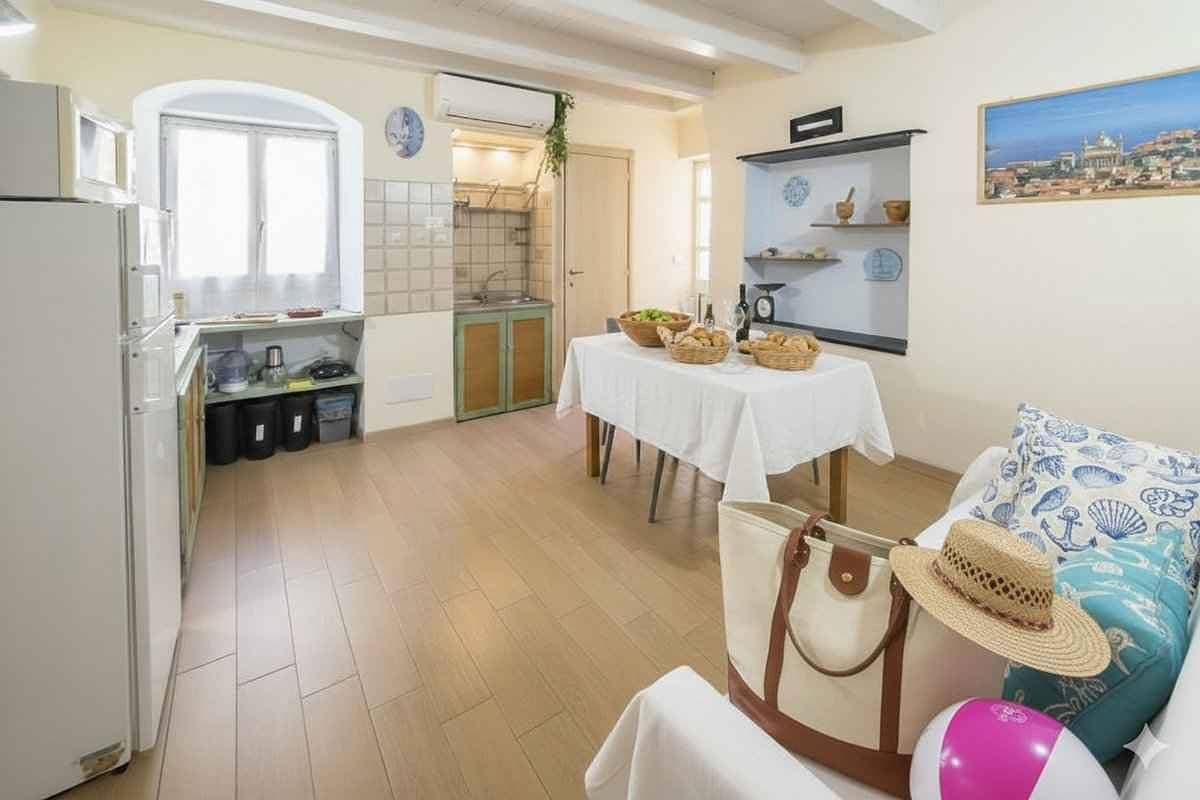 Foto 2 von 13: Ferienwohnung mit Klimaanlage und Dachterrasse mit Meerblick