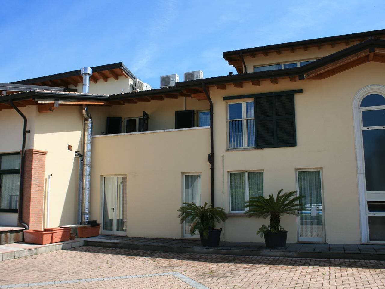 Foto 7 von 77: Wohnung in Salò mit Pool und Olivenhainen