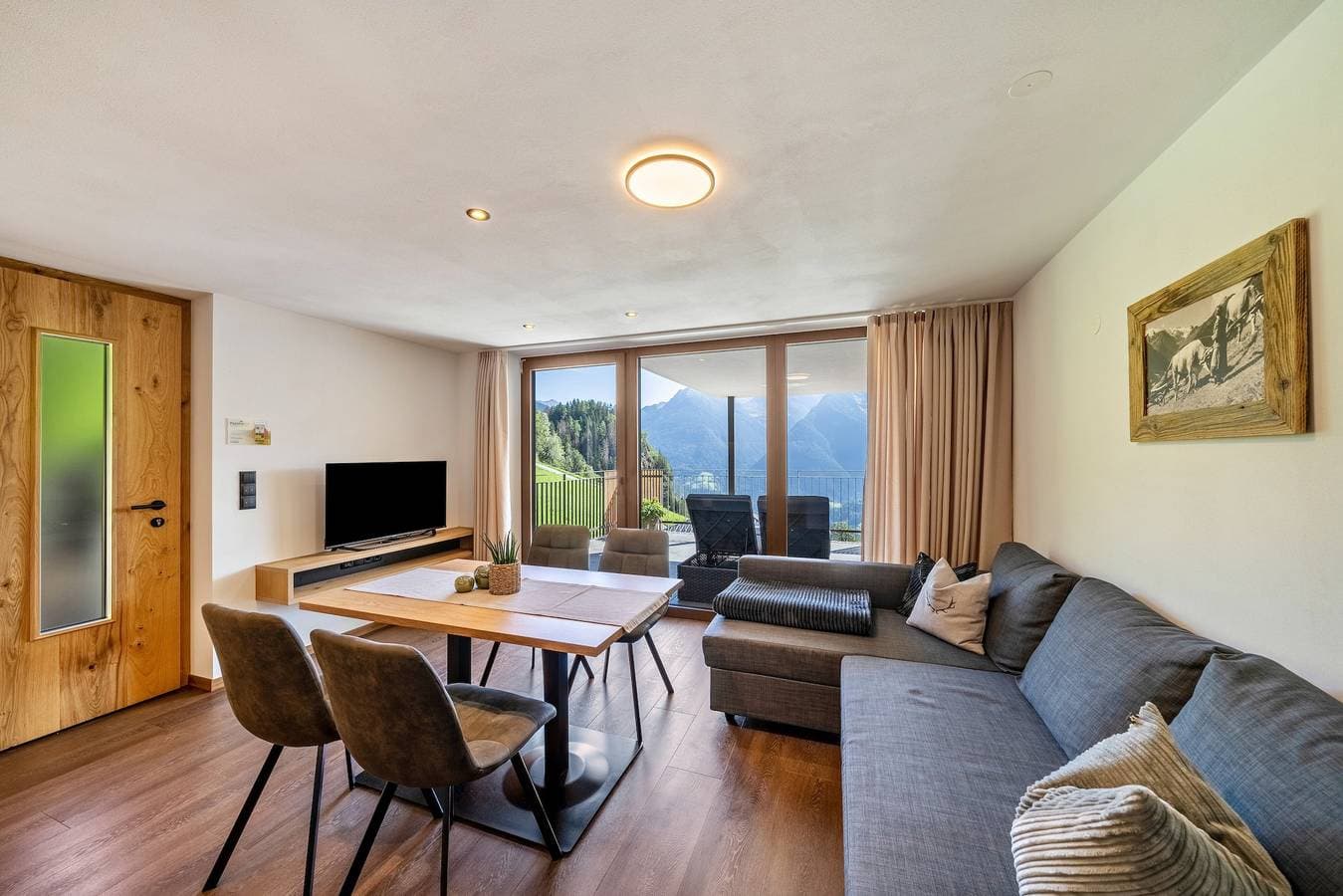 Foto 3 von 14: Ferienwohnung 'Sunnseitn Lodge Alps' mit Bergblick, privater Terrasse und WLAN