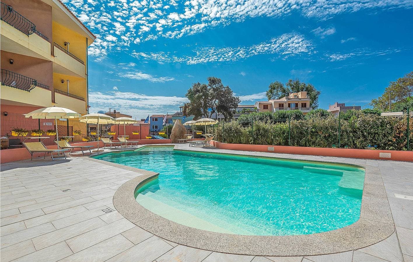 Foto 4 von 23: Gemütliches Apartment mit AC, Parkplatz, Küche, Pool & WiFi - Nähe Strand!