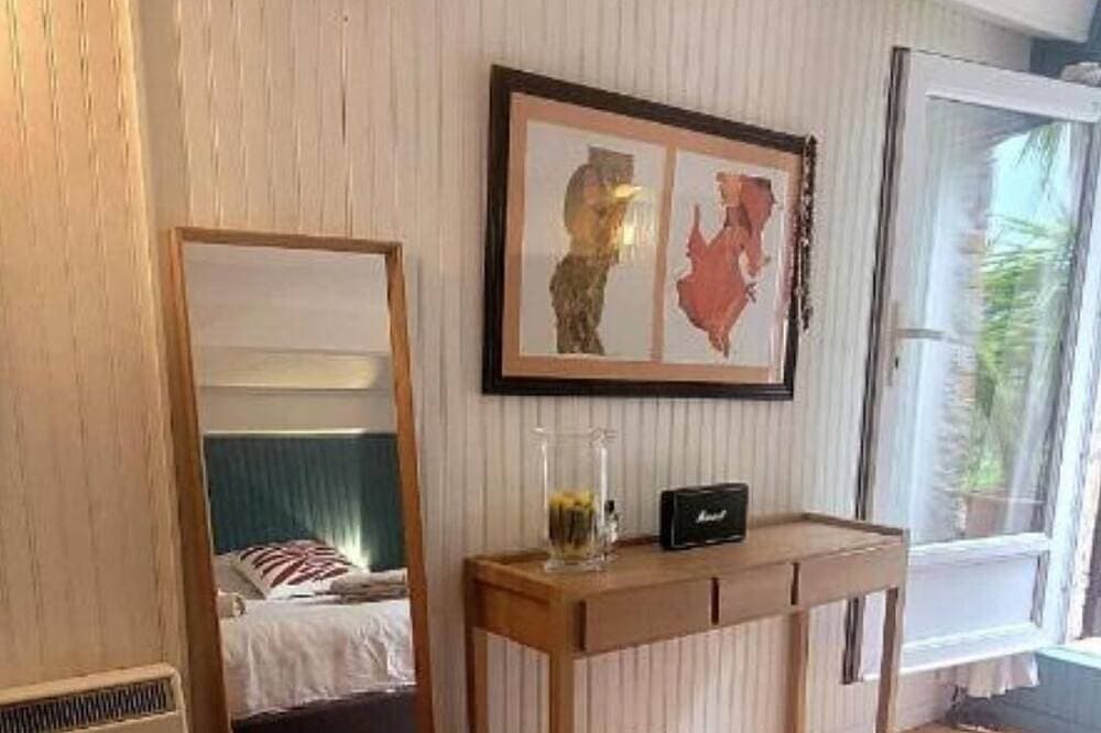 Foto 3 von 17: Charming little studio (no kitchen) ideal for a couple Swimming pool- Sea 5 mins away