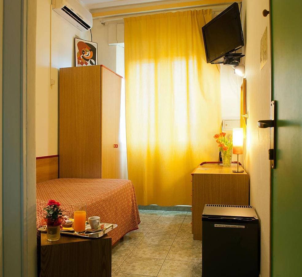 Foto 3 von 8: Double or Twin Room with Partial Sea View