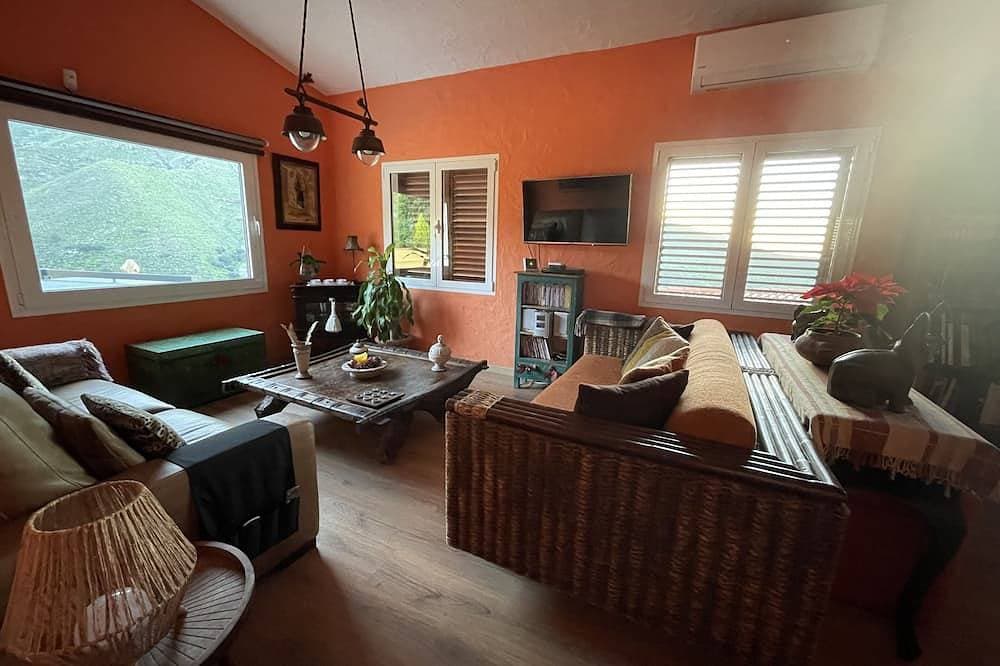 Foto 4 von 30: \"Los Jazmines\" Blick Auf Berg Und Meer.  Jacuzzi Exterior, Peace und WIFI