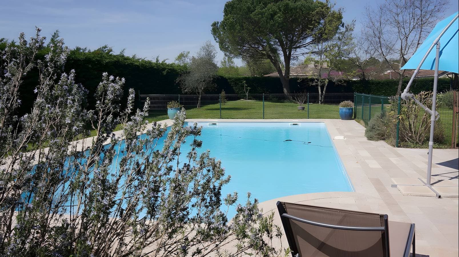 Gîte Avec Piscine La Petite Gironde 1