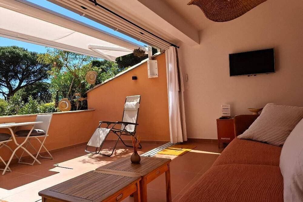 Foto 5 von 21: T2 air-conditioned, Wifi broadband, garden level, Gigaro beach and paths 500m away