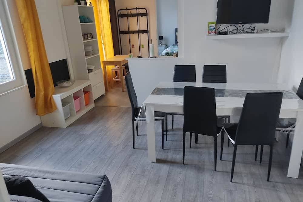 Newly renovated apartment in manor house, very close to town center 1