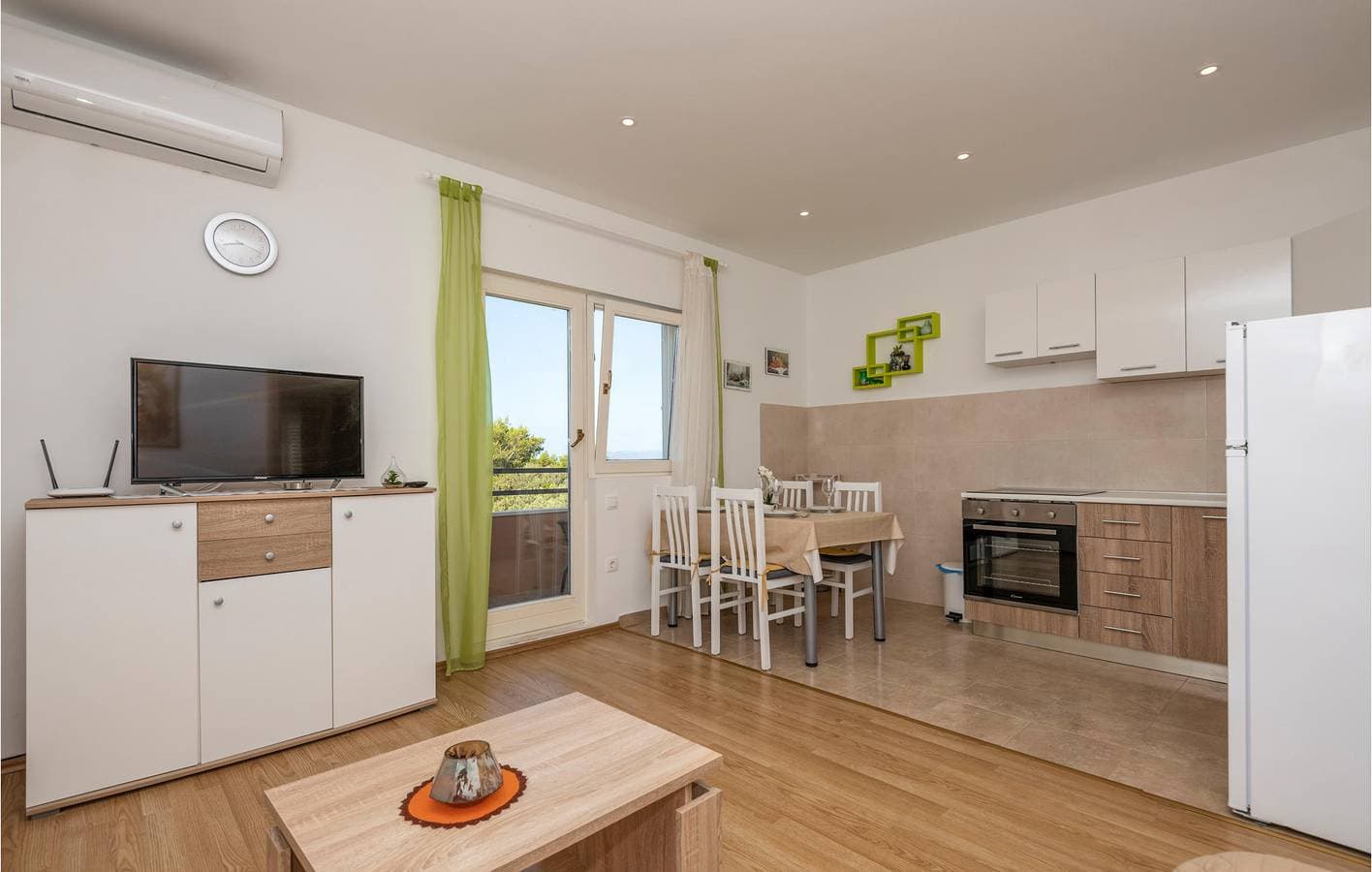 Foto 3 von 27: Gemütliches Apartment mit Meerblick in Makarska, mit Terrasse und kostenlosen Parkplätzen
