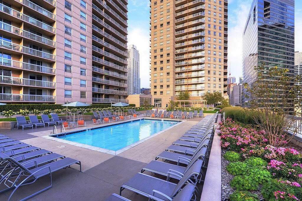 Foto 13 von 31: 52. Etage MagMile Penthouse - Ansichten, Kamin, Fitnesscenter, Pool, WiFi
