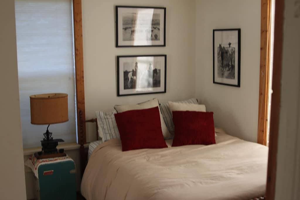 Foto 6 von 23: The Douglas Creek Cottage Komfortabel, jetzt mit Dish Network TV und kostenfreiem WLAN