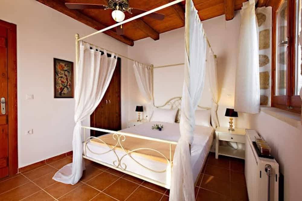 Foto 4 von 19: Rural Stone Villa with private pool and mountain views near local sandy beaches!