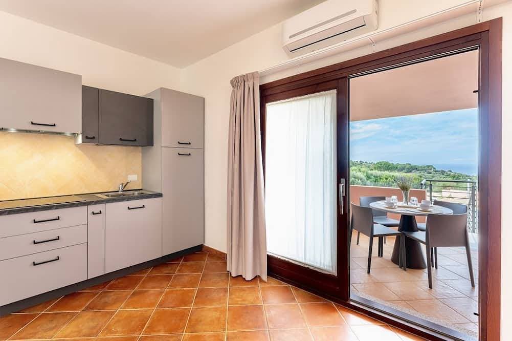 Foto 9 von 12: Two-room apartment of approximately 28 m2, located on the ground floor or first floor with sea view, composed of a living room with kitchenette, double sofa bed, double bedroom (joinable single beds), bathroom, balcony or veranda. Some apartments may hav