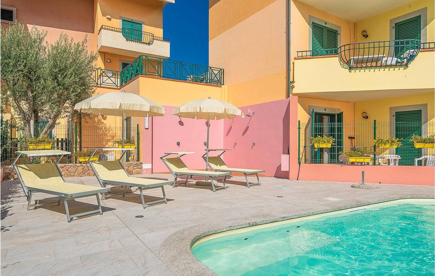 Foto 12 von 23: Gemütliches Apartment mit AC, Parkplatz, Küche, Pool & WiFi - Nähe Strand!