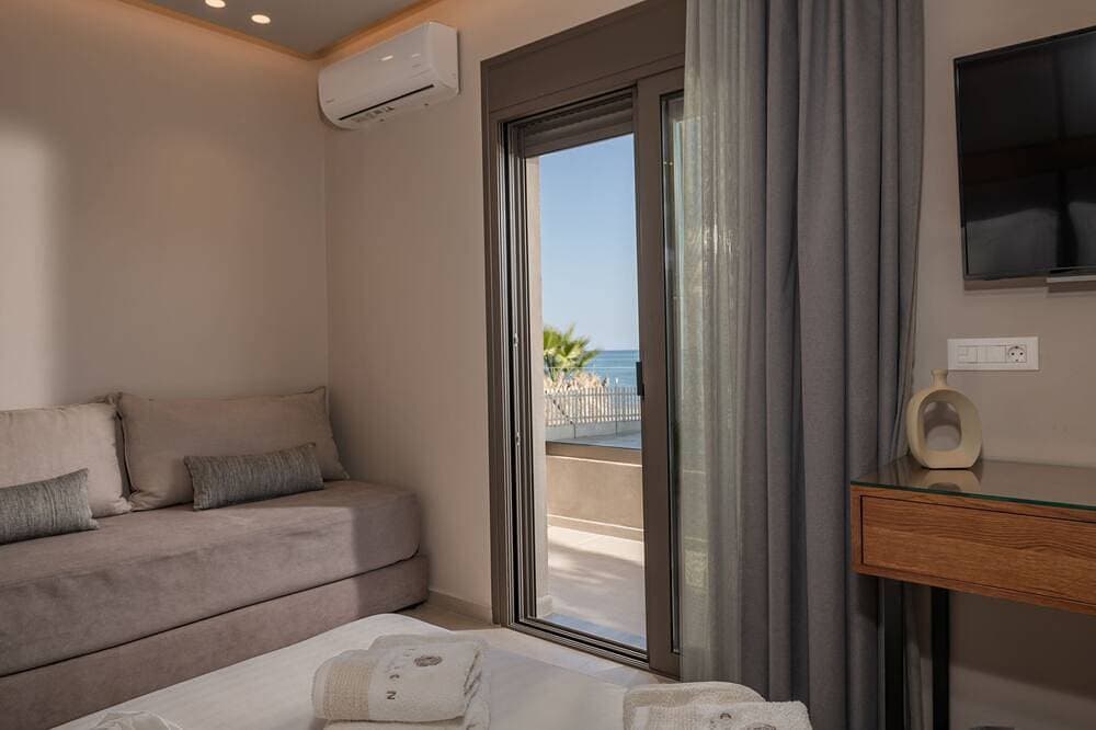 Foto 12 von 30: Horizon Apartments -  Deluxe Triple Room with Sea View