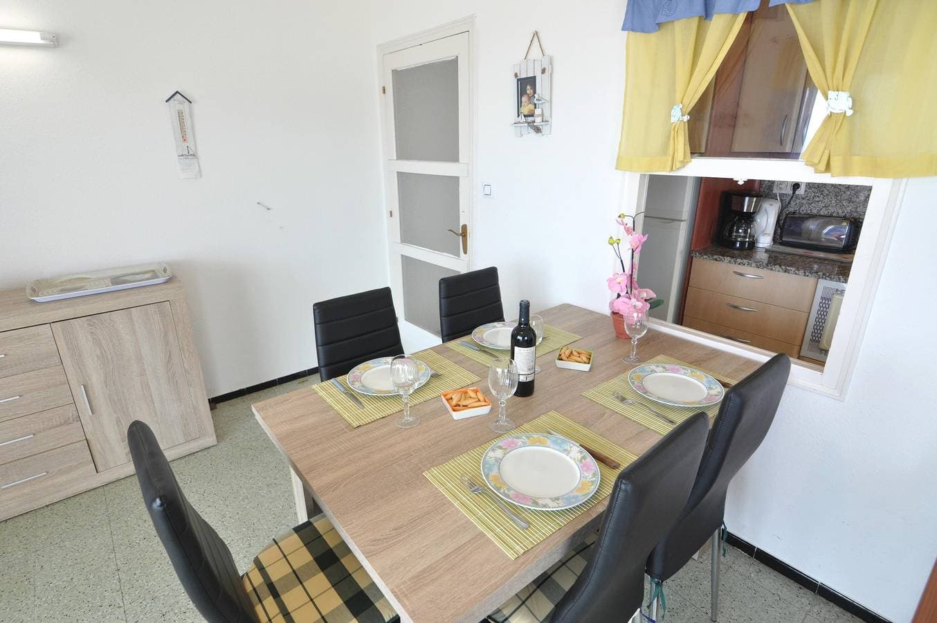 Foto 8 von 38: Charmante Wohnung zur Miete in Roses, Costa Brava! Ideal für 5 Personen, nur 10 Meter vom Strand entfernt. Buchen Sie jetzt!