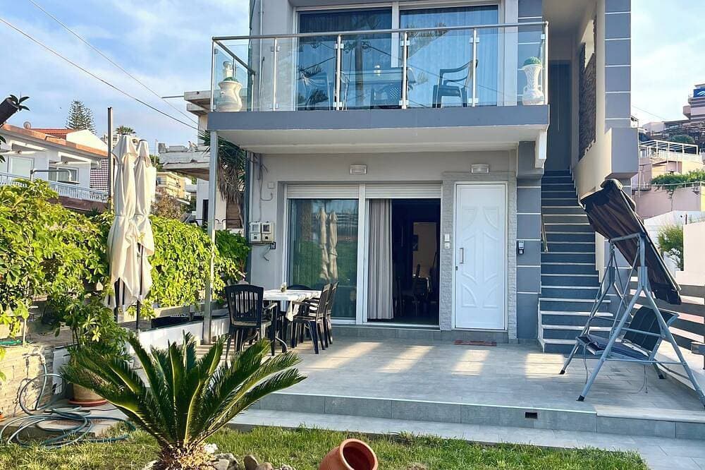 Beachfront Villa & Garden Agia Marina 1