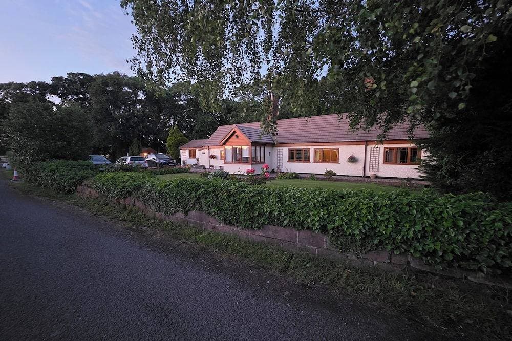Park Cottage Bed & Breakfast near Burtonwood 1