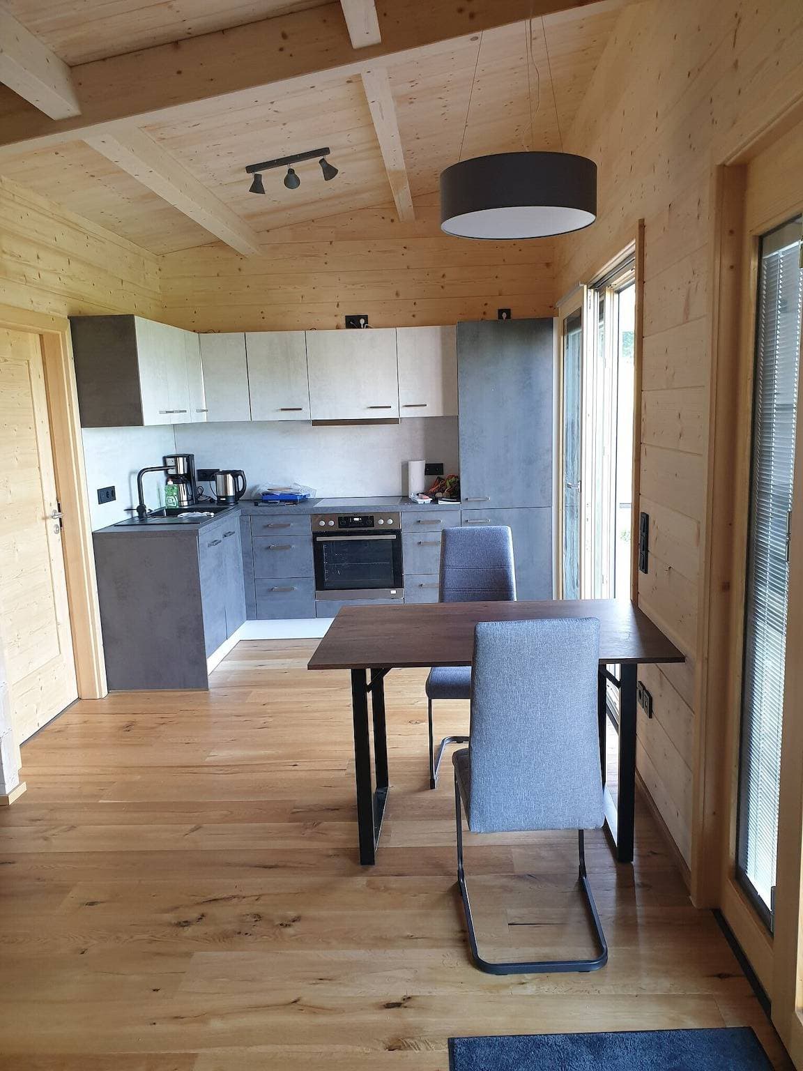 Foto 5 von 11: Ferienhaus Summerwiese: Modernes Holz-Tiny House im Industrial Design – nahe Biberach/Riss