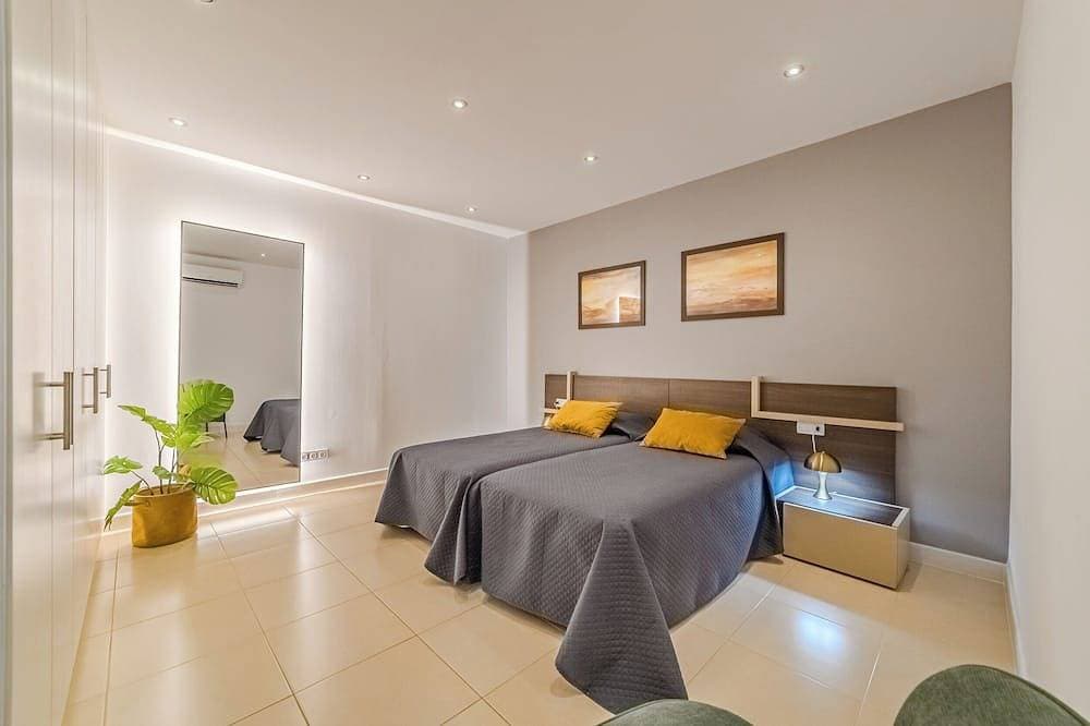 Foto 7 von 28: Modern 5B villa in El Duque, heated pool, wifi, just 250m from the beach