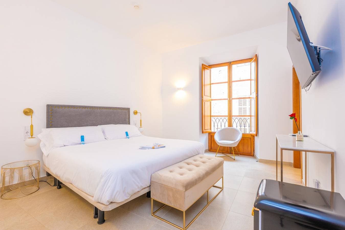 Foto 12 von 68: Cas Català - Junior Suite Vc -  Schönes Zimmer in einem Boutique-Hotel mit Blick auf die Stadt, Gemeinschaftspool und kostenlosem WLAN
