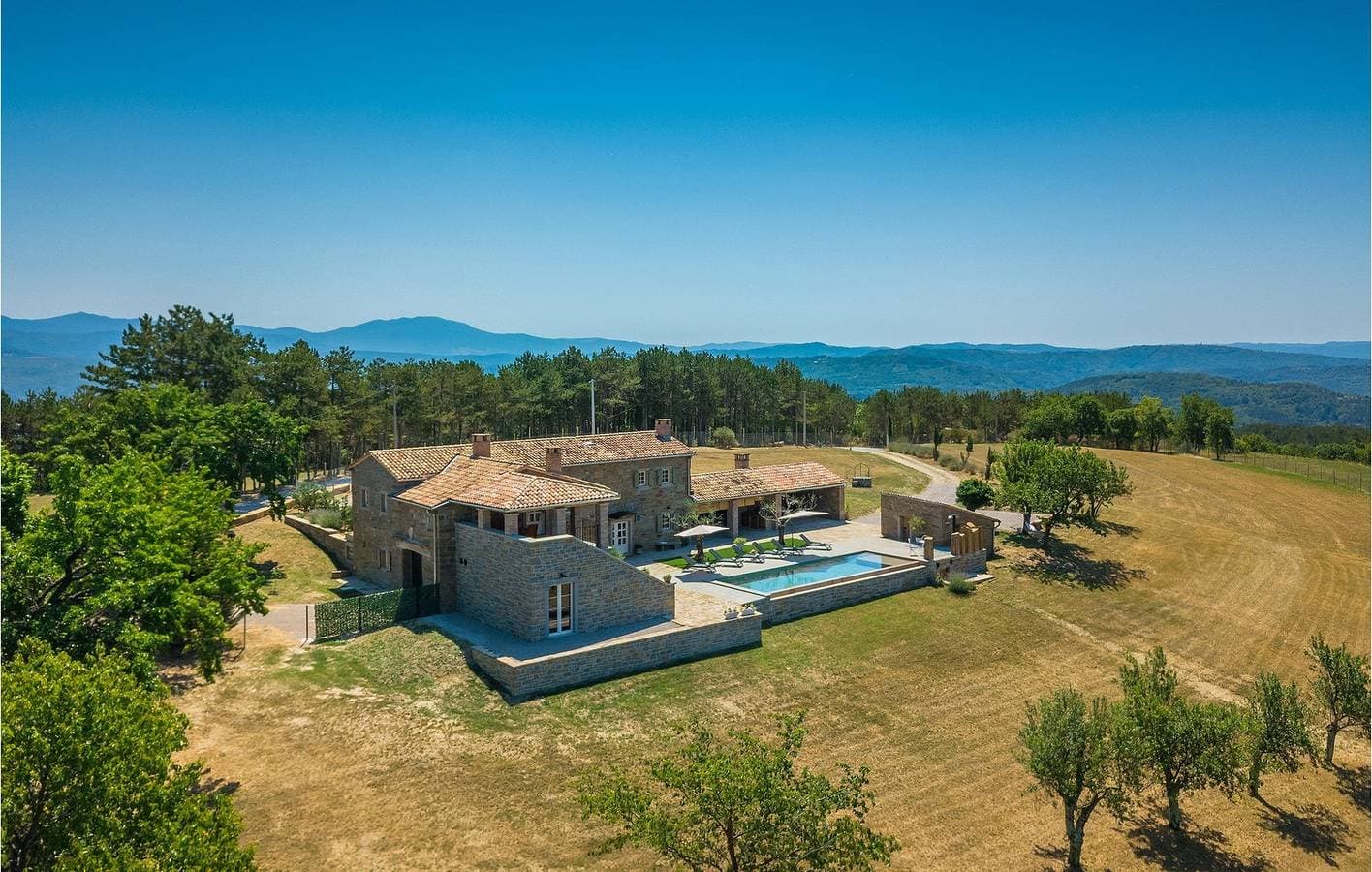 Foto 7 von 53: Geräumige 2-Zimmer-Wohnung mit Pool und Garage – WLAN inklusive!