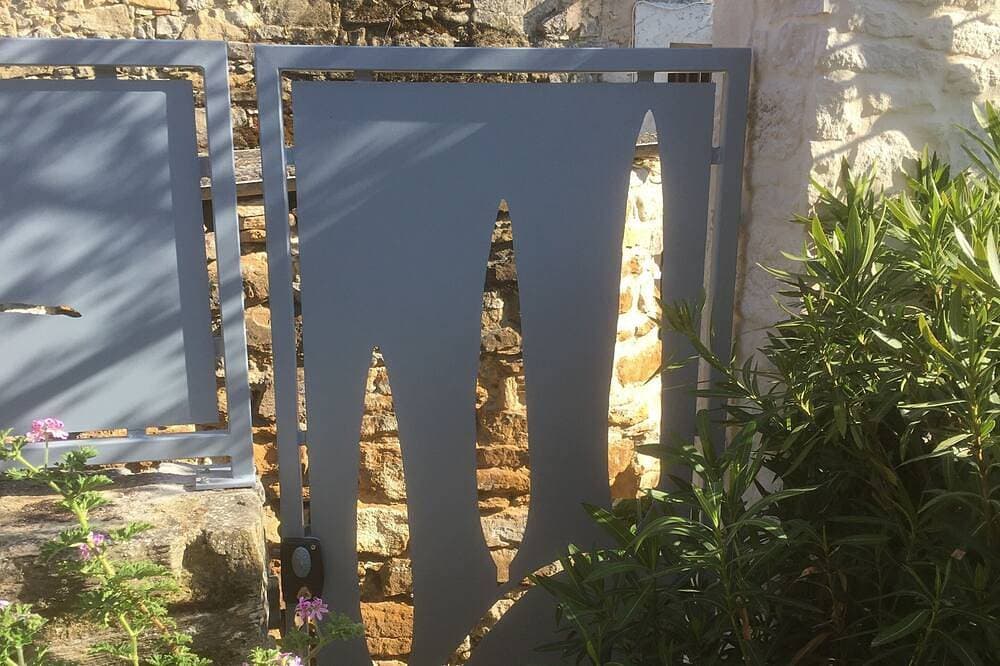 Foto 13 von 30: Cottage, in der Nähe von Aix en Provence, mit sonniger Terrasse und Springbrunnen