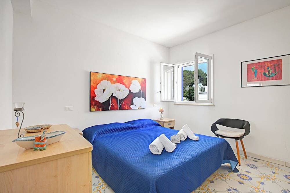Foto 2 von 21: Penthouse Azzurra Sea View Near Beach, Salve, Italy