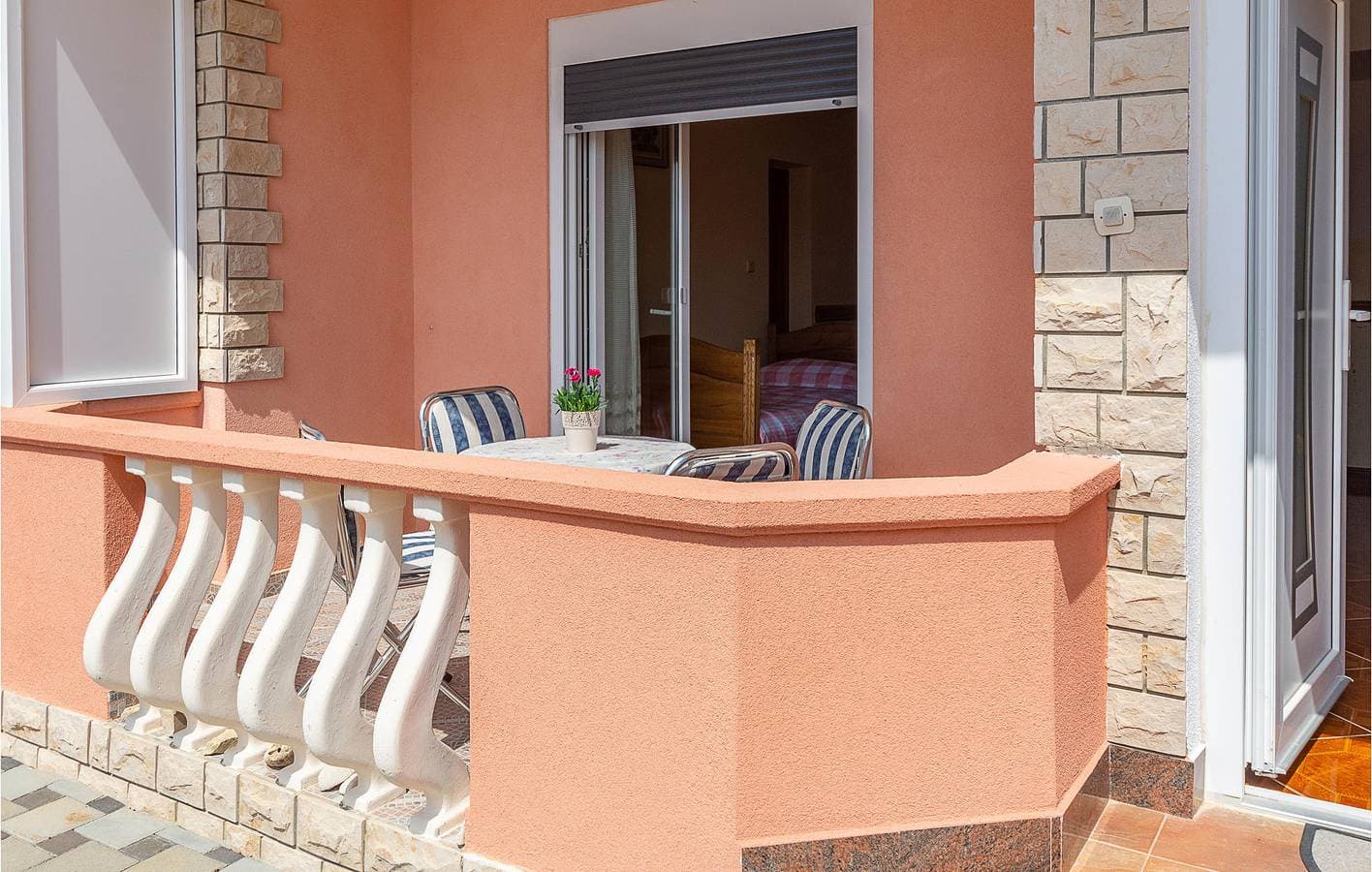 Foto 6 von 17: Gemütliche Ferienwohnung: WLAN, Klimaanlage und Terrasse in der Nähe des FKK-Strandes von Barbariga