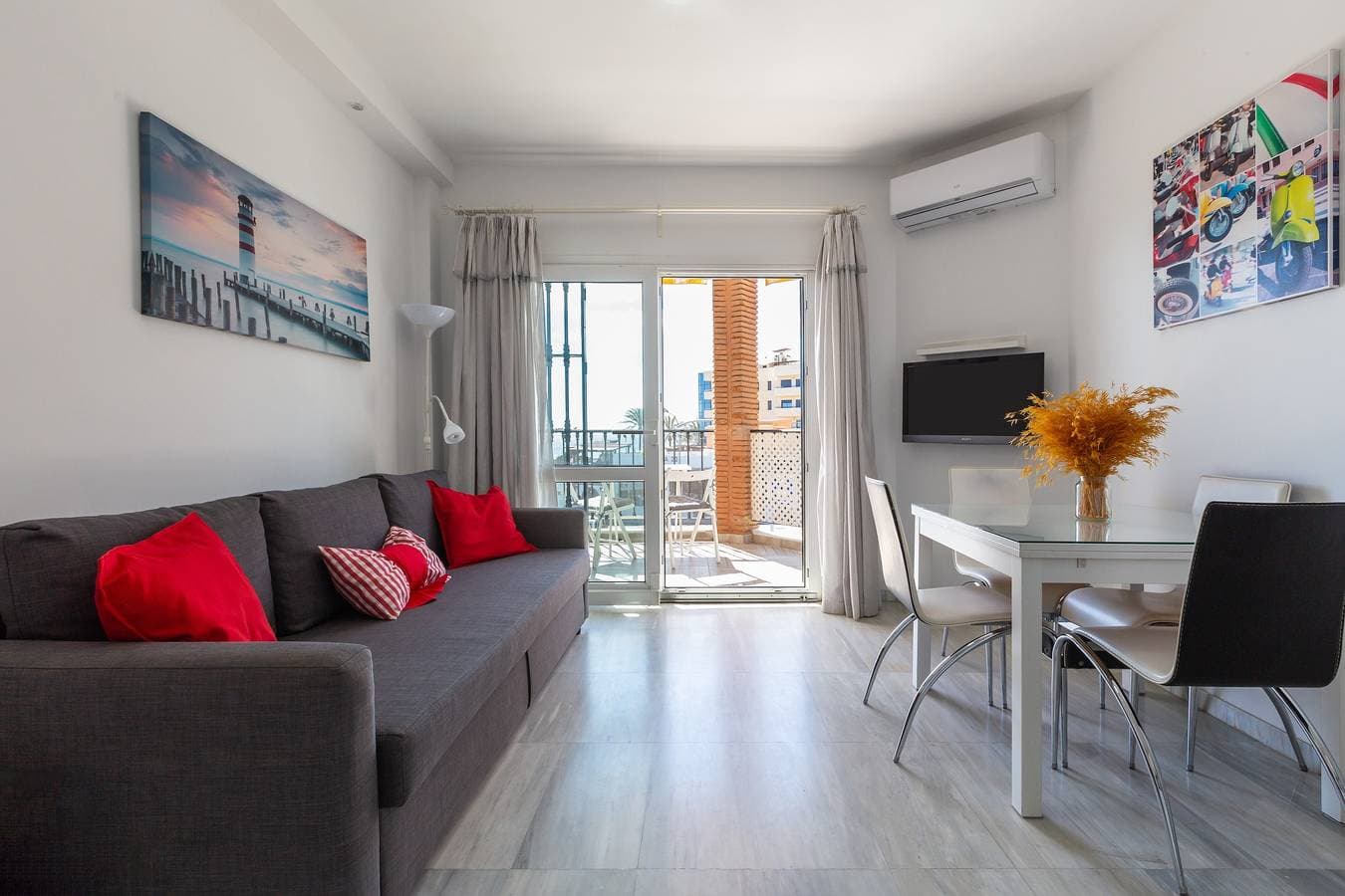 Foto 7 von 32: Ferienwohnung 'Lovely Seaview' mit Pool, Wi-Fi & Terrasse