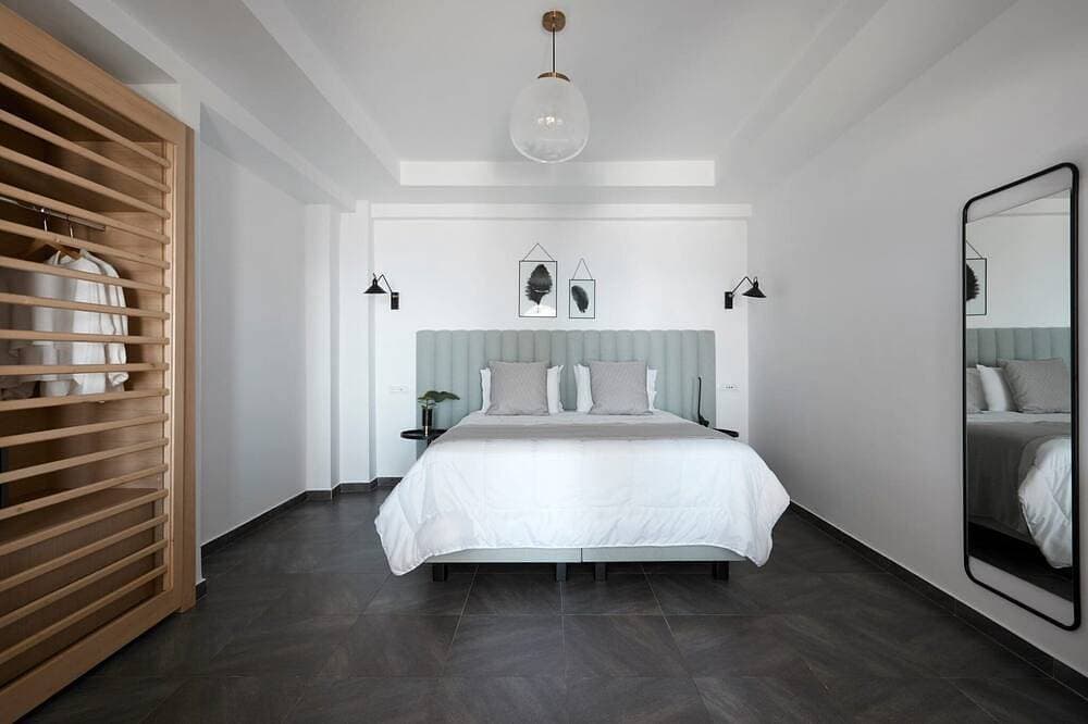Foto 2 von 26: Wonderful Santorini Suite | Suite Azzurro | Private Heated Pool & Caldera View.