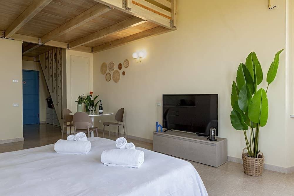 Foto 8 von 20: The recently renovated apartment is a small gem, perfect for two guests. The interiors are modern, thoughtfully designed, and finished with great attention to detail to ensure maximum comfort. It features a cozy double bedroom, a bright living area with