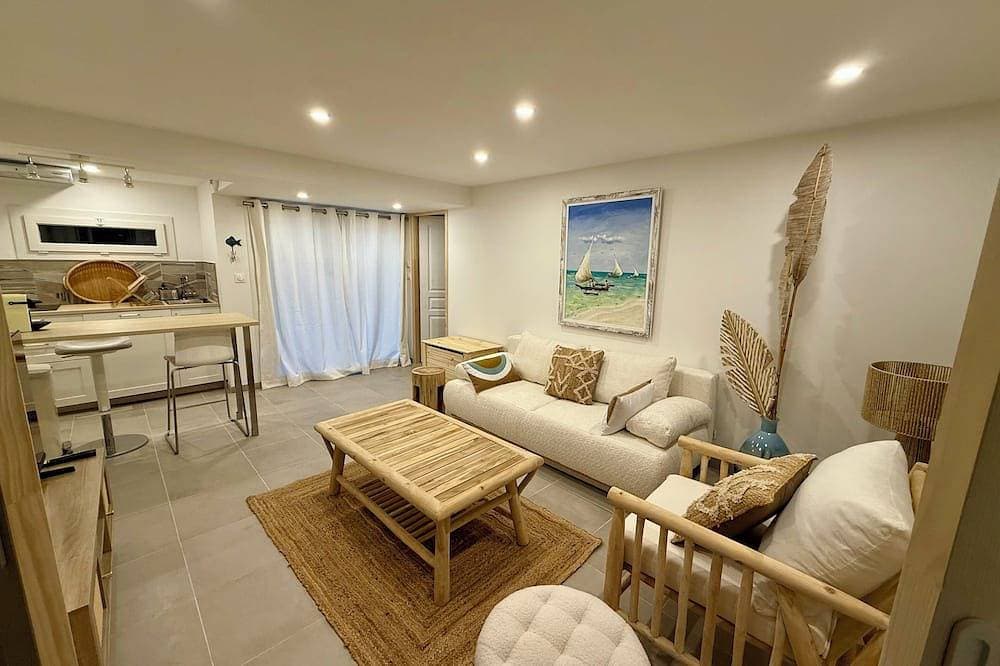 Bright, new, very well-equipped T2 apartment, quiet, dedicated parking space. 1
