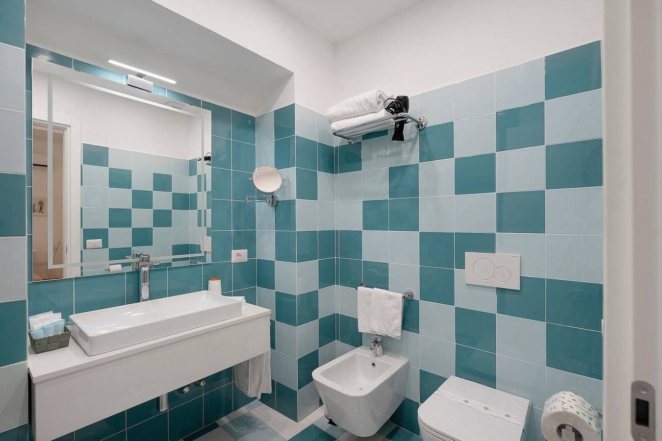 Foto 8 von 22: Sorrentina Guest House – Superior Doppelzimmer 5 mit Balkon und WLAN