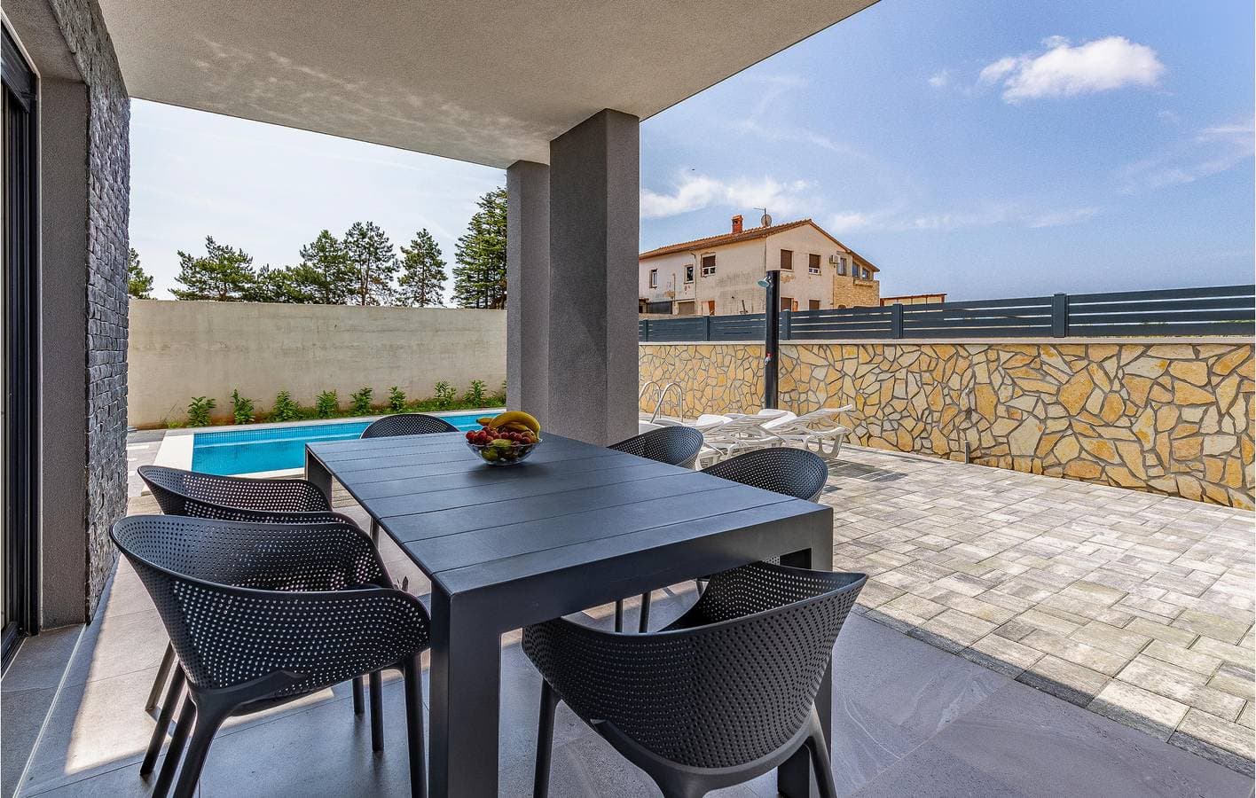 Foto 9 von 40: Charmante 130 m² große Wohnung mit Pool, Terrasse und WLAN in der Nähe des Stadtzentrums von Sisan