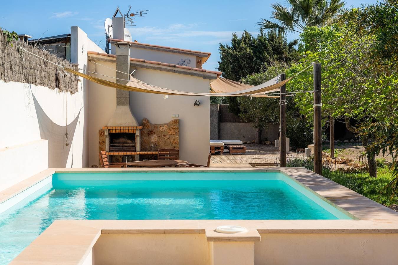 Foto 2 von 25: Landhaus 'Finca Es Canyaret' mit Bergblick, Pool und Garten