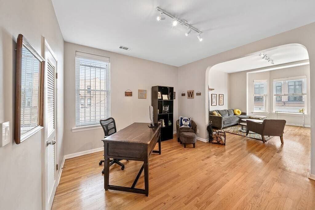 Foto 4 von 25: Classic Lincoln Park  2 bedroom condo- parking included
