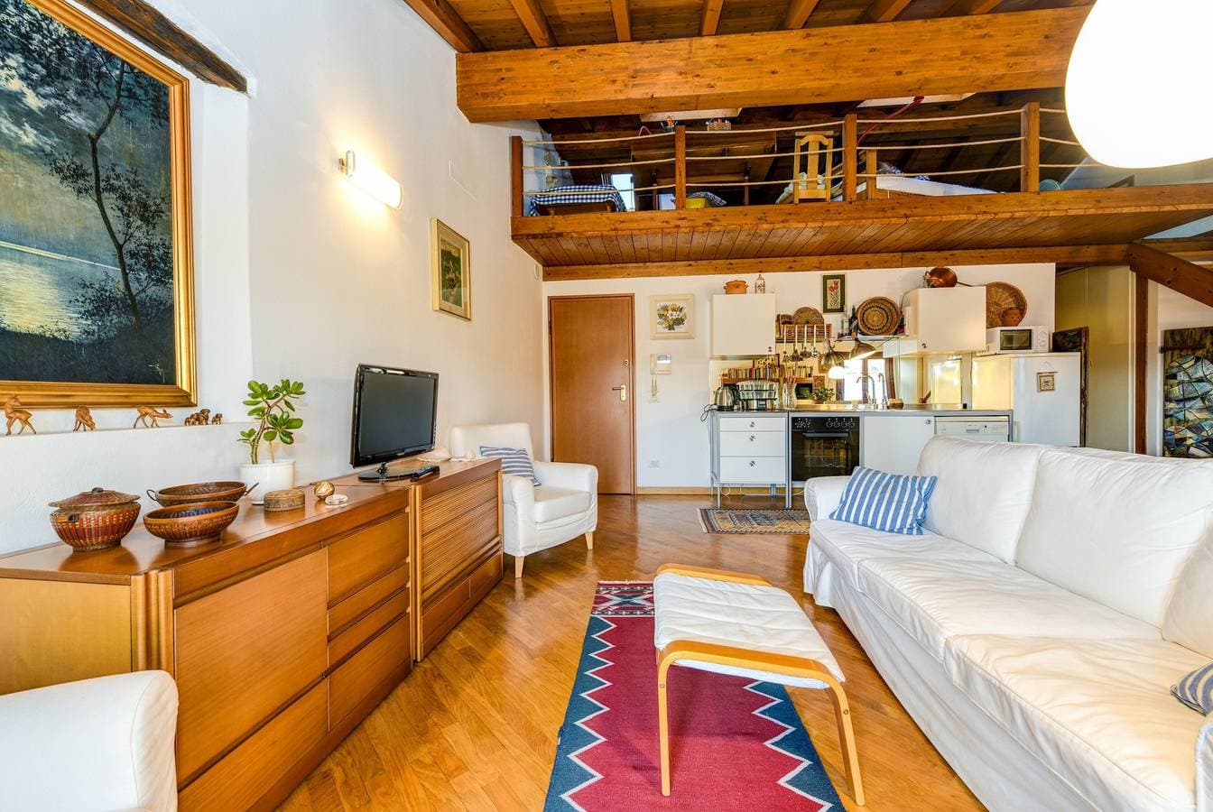 Foto 5 von 23: Ferienwohnung 'Mansarde im Zentrum von Salò' mit Balkon, WLAN und Klimaanlage