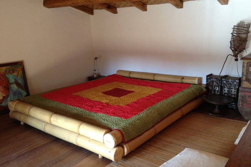 Foto 4 von 22: Ganz besonderes Ferienhaus in einer ländlichen Landschaft, umgeben von alten Felsen
