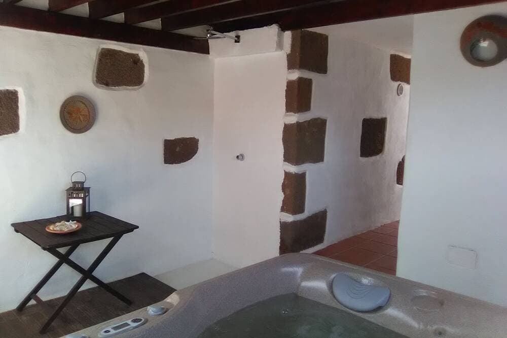 Foto 7 von 30: Alte renovierte Motormühle, Barbacoa-Whirlpool und Liegestühle