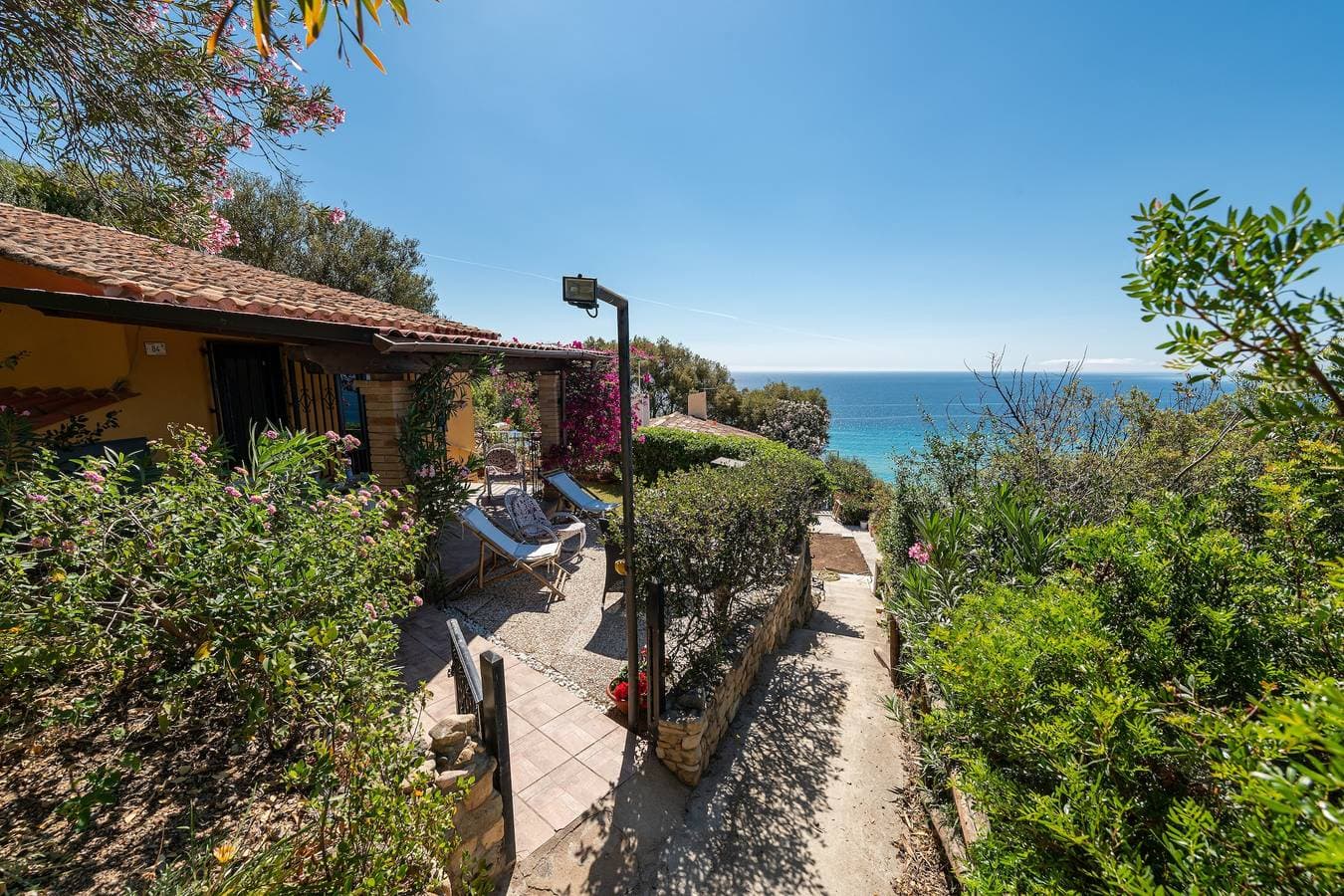 Foto 4 von 25: Ferienhaus "Villa Laura" mit Meerblick, Garten, Terrassen & WLAN