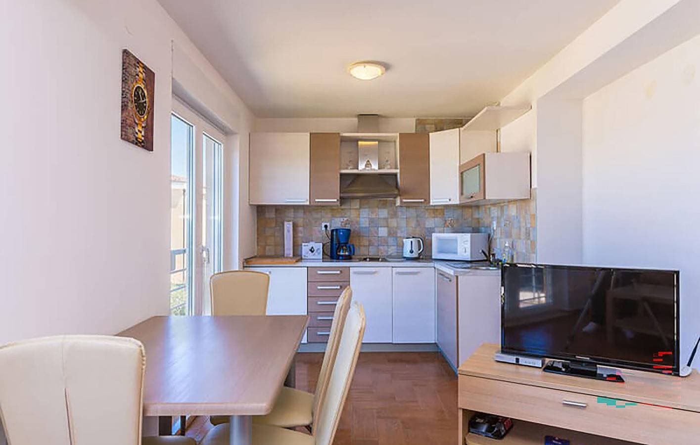 Foto 5 von 15: Apartment mit Panoramablick, WLAN und Parkplatz in der Nähe des Strandes Bijela