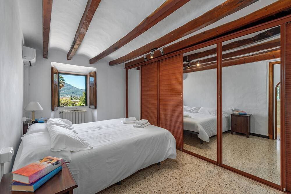 Foto 4 von 25: Traditionelles mallorquinisches Haus mit atemberaubendem Blick auf die Berge.