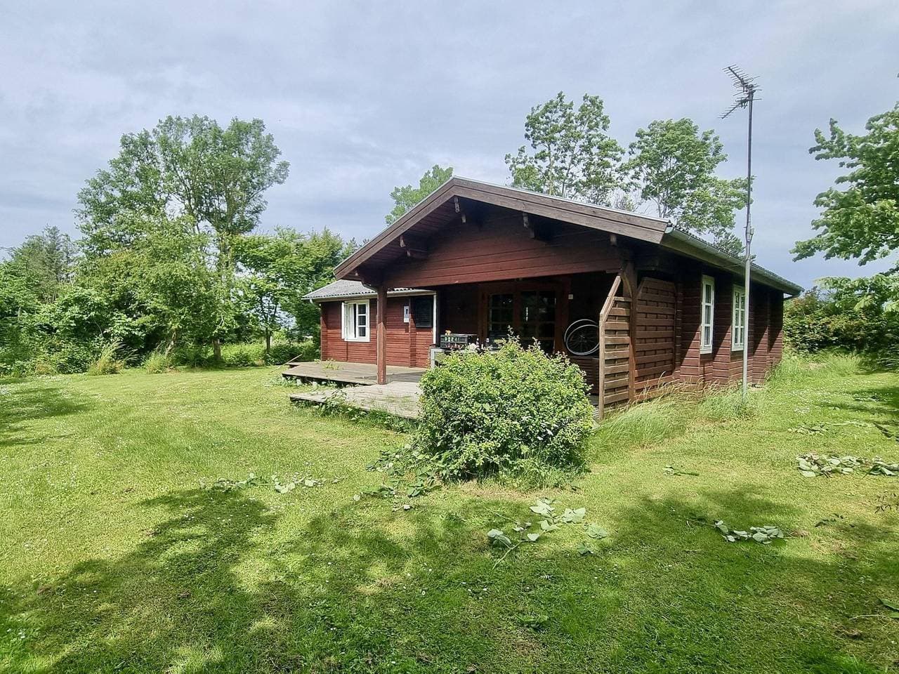 Foto 2 von 23: Ferienhaus auf Naturgrundstück mit Ofen, Tischfußball und zwei Terrassen