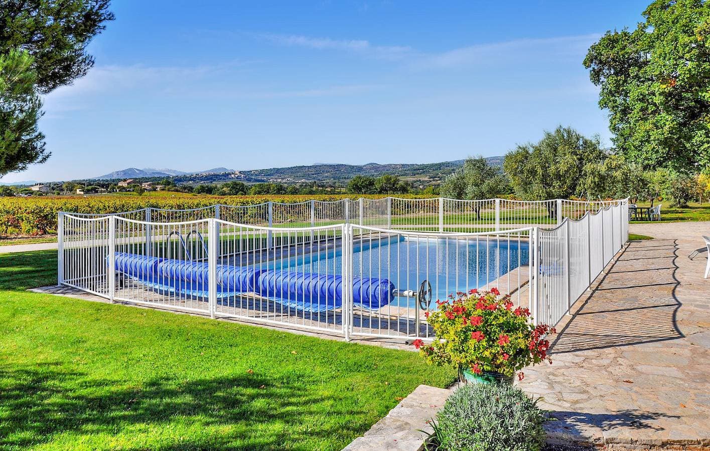 Foto 5 von 28: Apartment mit Bergblick, Pool und Annehmlichkeiten