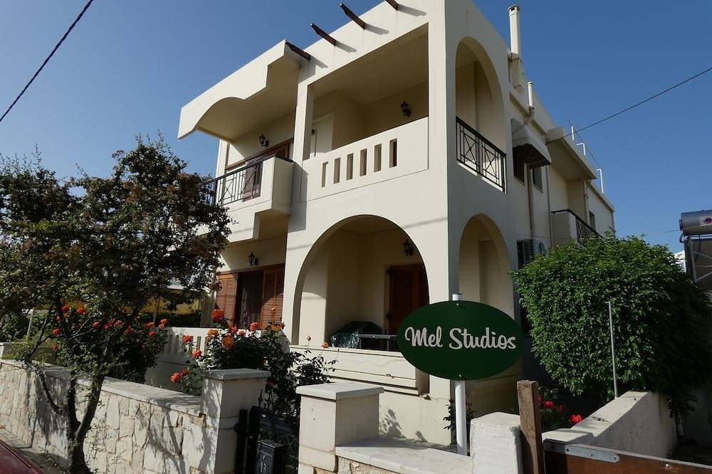 Mel Studio 1, a modern, spacious and fully equipped apartment next to the sea. 1