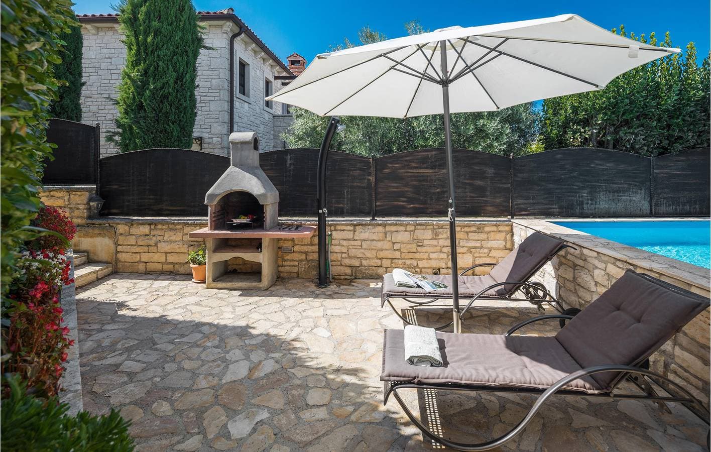 Foto 8 von 26: Gemütliche Ferienwohnung mit Terrasse, Parkplatz und WLAN in der Nähe von Sveti Lovrec