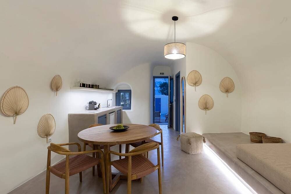 Foto 12 von 20: Amazing Santorini Suite | Ananke Suite | Private Hot Tub | Spacious Furnished.